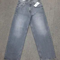 تعدادی شلوار یکجا به فروش می‌رسد