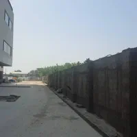 کارگر برای ساختن ملات با بتونیر