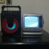 تلویزیون کوچک چیاه سفید و اسپیکر قابل حمل
