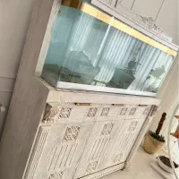 آکواریوم شیشه خم لوکس با کمد منبت کاری شده