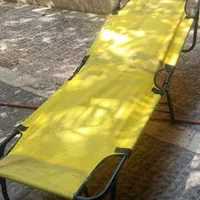 صندلی تاشو کنار استخری و لب ساحلی