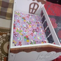 تخت کنار مادر