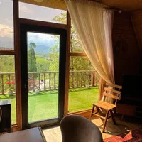 کلبه سوییسی ویو جنگلی|اجارهٔ کوتاه‌مدت ویلا و باغ|شفت, |دیوار