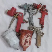 چهار عدد پیستوله و شش صفحه کاشی بر