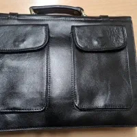 یک کیف مهندسی چرم سالم