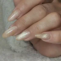 خدمات کاشت ناخن