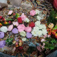 تعداد زیادی سرگل مصنوعی(پیونی رز نسترن)