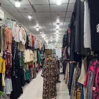 فروشنده خانم در لباس فروشی