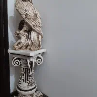 پایه گچی به همراه مجسمه عقاب|مجسمه، تندیس، ماکت|رشت, دیلمان|دیوار