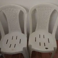 دو تا صندلی پلاستیکی