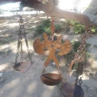 ترازو کهنه کهنه دکوری با یه تبرزین وکشکول دکوری|کلکسیون اشیاء عتیقه|نهاوند, |دیوار