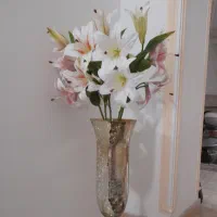 گلدان بهمراه گل