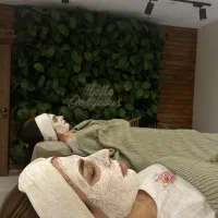 مدل جهت پاکسازی پوست و درمان