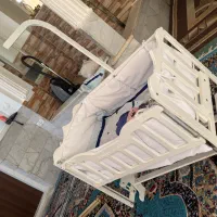 تخت کنار مادر آغوشی