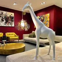 مجسمه زرافه فایبرگلاس دکوری لوستر کنارسالنی