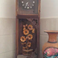 ساعت قدیمی چوبی