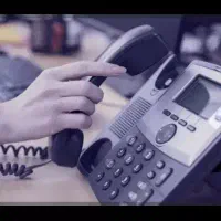 منشی خانم پاسخگو به تلفن