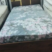 تعدادی تخت اسپرت یکنفره و دونفره باتشک درحدنو