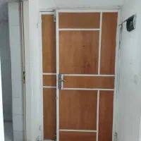 فروش درب فلز و چوب تمیز و مرتب با چهار چوب و قفل