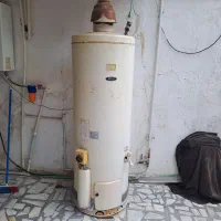 اب گرمکن ایستاده