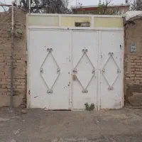 در حیاط ودر چوبی