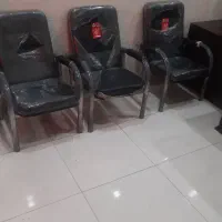 یک عدد میز اداری با شش تا صندلی