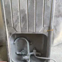 سینک ظرفشویی و شیر