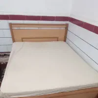 تخت دونفره سالم در حد نو با تشک طبی