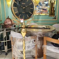 ساعت ایستاده تک پایه کنار سالنی فلزی عمده و تک