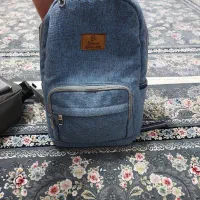 یک کیف مدرسه در حد نو فروشی