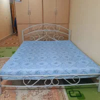 تخت چکشی فر فوژه دو نفره همراه تشک ومیز آرایش|تخت و سرویس خواب|خمینی‌شهر, |دیوار