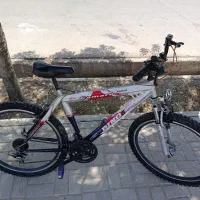 دو تعداد دوچرخه 26 دنده ای کمکدار و 16 آلبالویی