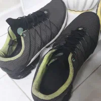 دو جفت کتانی مشکی وطوسی