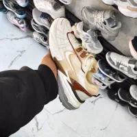 کتونی|کیف، کفش، کمربند|شیراز, لب آب|دیوار