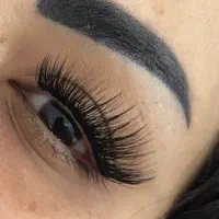 به یک مدل اکستنشن مژه  نیازمندیم