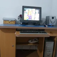 کامپیوتر به همراه میز