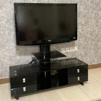 تلویزیون 42 اینچ LG همراه با میز کاملا سالم