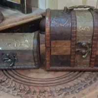 تعدادی دکوری چوبی و مجسمه