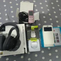 موبایل اندروید و تعدادی لوازم جانبی گوشی مثل هدست