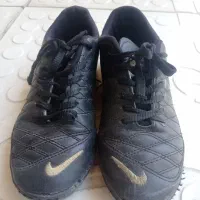 دو کفش یکی برای سالن یکی برای چمن|کیف، کفش، کمربند|بومهن, |دیوار