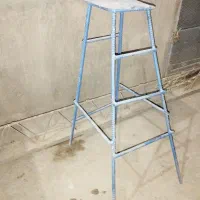 چهار پایه آهنی