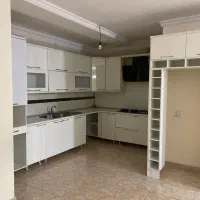 آپارتمان ۱۱۱ متری طبقه دوم در گلسرخی