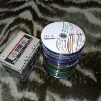 تعداد زیادی نوارکاست وسی دی