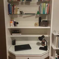 میز و کتابخانه