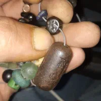 تعدادی نشان کهنه و مهره گبری