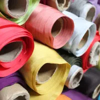 جذب نیروی قفسه چینی و چیدمان در انبار لباس