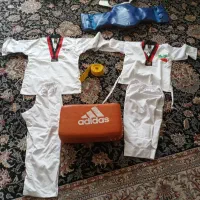 دو دست لباس تکواندو به همراه وسایل