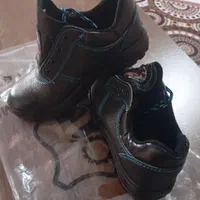 یک جفت کفش کار ایمنی