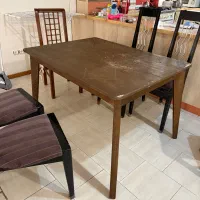 میز نهار خوری چوبی کاملا سالم فقط نیاز به رنگ دارد