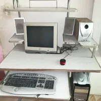 کیس کامل کامپیوتر با مانیتور و میز